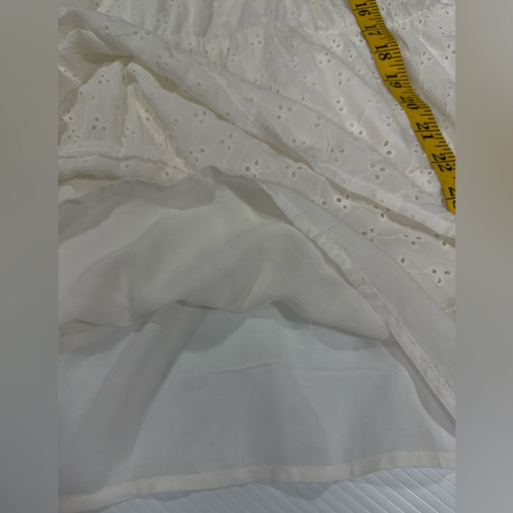 Torrid NWT 1 Sleeveless Blouse White Eyelet Lace Tiered Ruffle Keyhole Back Sz 2 - Picture 4 of 10
